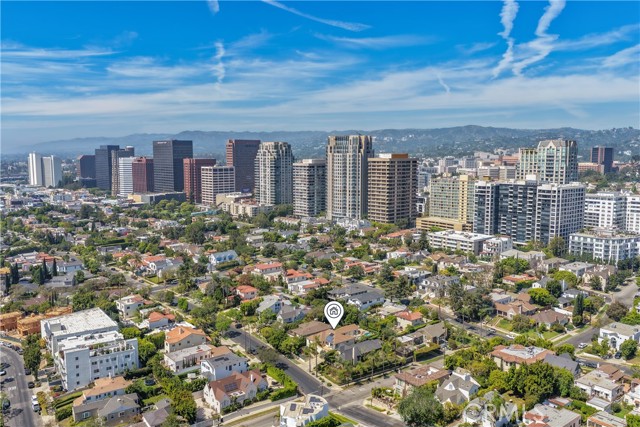 Detail Gallery Image 4 of 56 For 10707 Rochester, Los Angeles,  CA 90024 - 3 Beds | 3 Baths