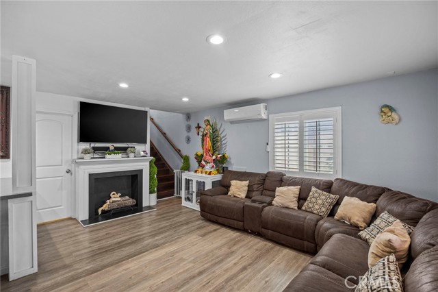 Detail Gallery Image 7 of 39 For 1709 S Townsend St, Santa Ana,  CA 92704 - 4 Beds | 2/1 Baths