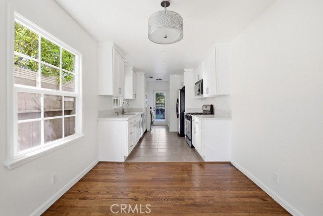 Detail Gallery Image 5 of 54 For 16937 Hartland, Lake Balboa,  CA 91406 - 2 Beds | 2 Baths