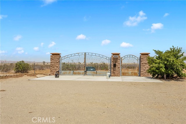 Detail Gallery Image 6 of 73 For 3002 Estero Rd, Pinon Hills,  CA 92372 - 4 Beds | 3/1 Baths