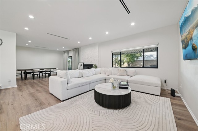 Detail Gallery Image 10 of 31 For 15937 Londelius St, North Hills,  CA 91343 - 3 Beds | 3 Baths