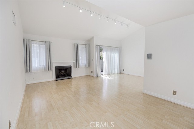 Detail Gallery Image 4 of 40 For 10504 Sunland Bld #5,  Sunland,  CA 91040 - 2 Beds | 1/1 Baths