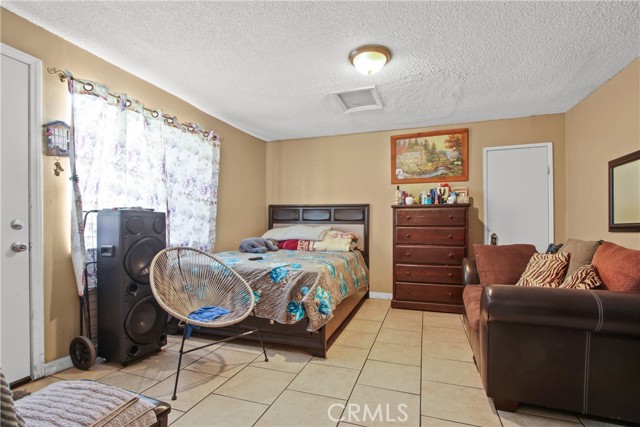 916 W 53rd ST Street, Los Angeles CA: https://media.crmls.org/medias/b48779af-74cb-441d-b205-fdf1bee26a10.jpg