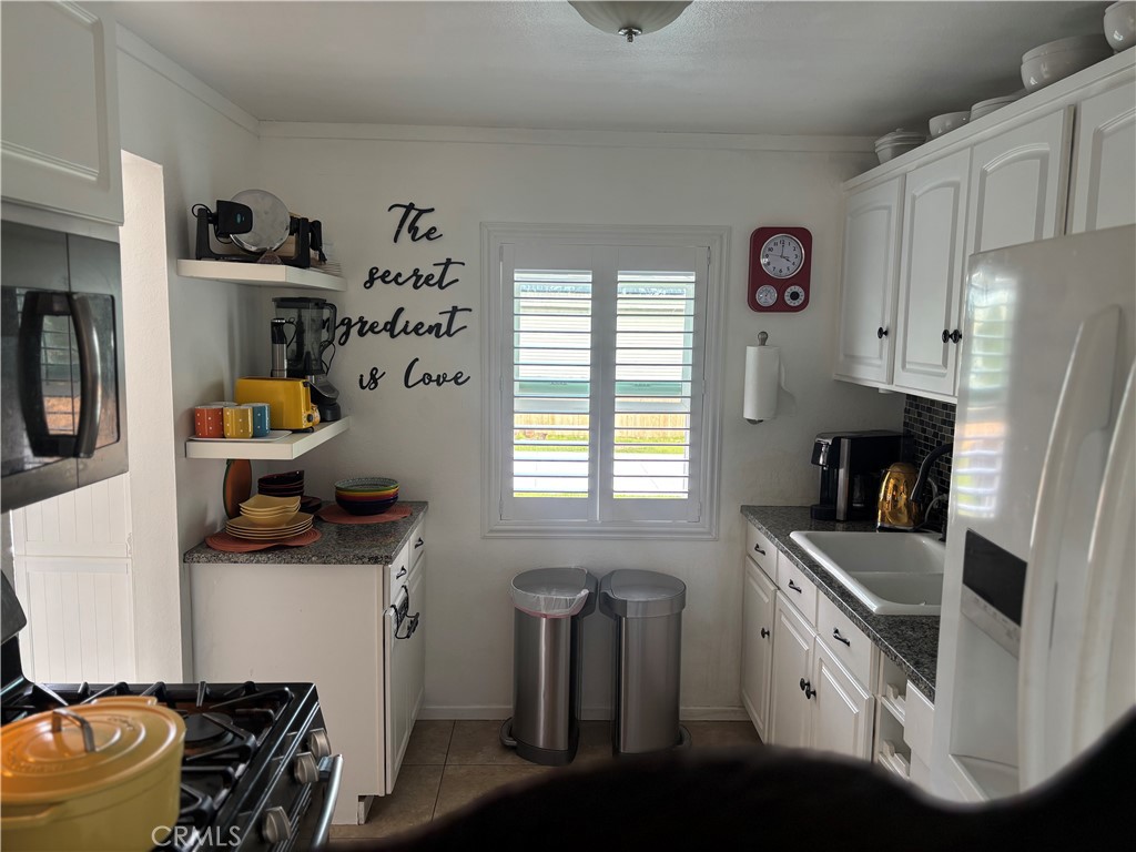 https://media.crmls.org/medias/b48828e2-d302-4f1d-9767-e2f41c67be2b.jpg?preset=X-Large