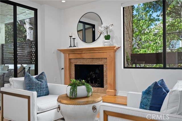 Detail Gallery Image 5 of 50 For 11687 Bellagio #12,  Los Angeles,  CA 90049 - 2 Beds | 2/1 Baths