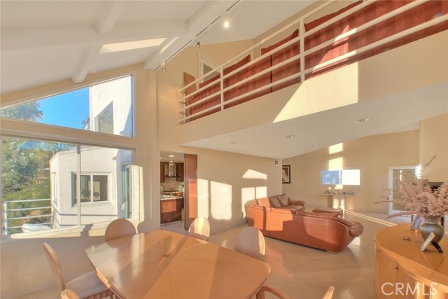 Detail Gallery Image 5 of 23 For 2579 Leicester Dr, Los Angeles,  CA 90046 - 5 Beds | 4 Baths