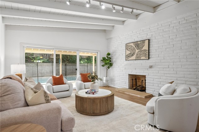 Detail Gallery Image 10 of 35 For 23000 Brenford Street, Woodland Hills,  CA 91364 - 4 Beds | 4 Baths