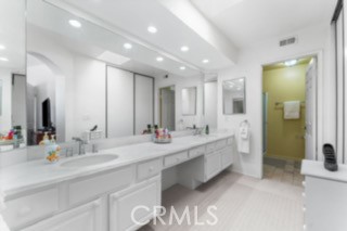 https://media.crmls.org/medias/b48f933b-601e-44b6-99d1-38f5dadbb551.jpg?preset=X-Large