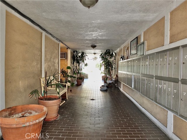 121 Sinclair Avenue, Glendale CA: https://media.crmls.org/medias/b48fd605-0837-4a41-9ec2-c4d5f5992c4c.jpg