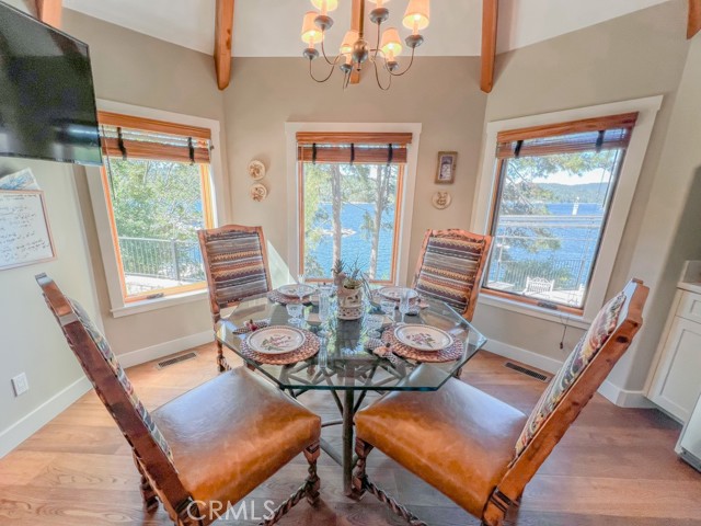 923 Lake Edge Way, Lake Arrowhead CA: https://media.crmls.org/medias/b4923035-7766-435a-8f6c-4ec39ddb7436.jpg