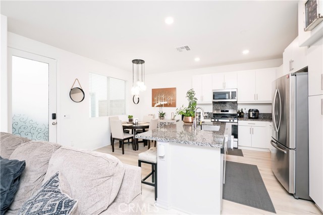 Detail Gallery Image 12 of 69 For 16657 Snowdrop Ln #2,  Fontana,  CA 92336 - 4 Beds | 3 Baths