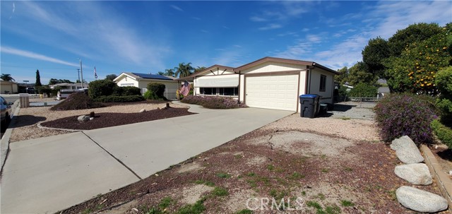 Detail Gallery Image 2 of 28 For 43560 Holder Ave, Hemet,  CA 92544 - 2 Beds | 2 Baths