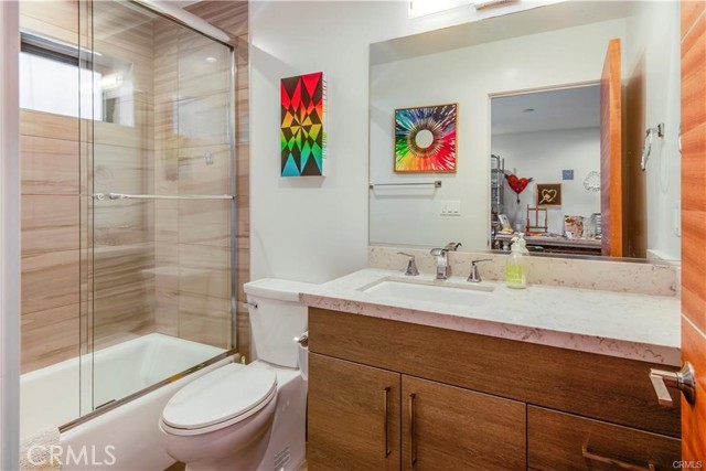 Detail Gallery Image 21 of 26 For 700 Broadway, Redondo Beach,  CA 90277 - 4 Beds | 3/1 Baths