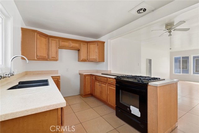 Detail Gallery Image 10 of 32 For 1405 S Broadway, Santa Ana,  CA 92707 - – Beds | – Baths