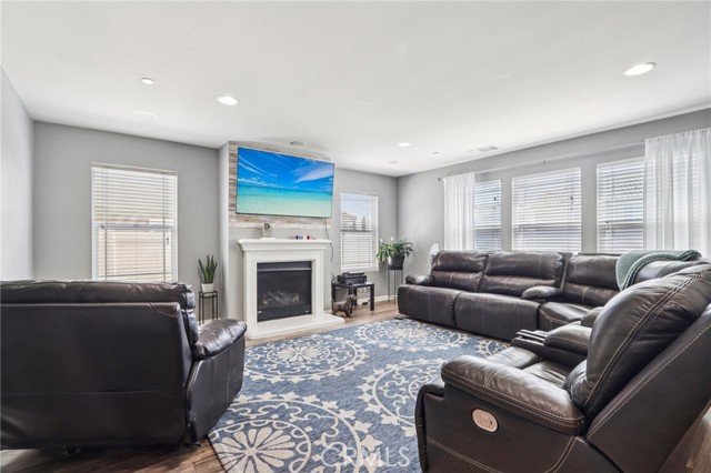 Detail Gallery Image 6 of 28 For 37522 Citron Pl, Palmdale,  CA 93551 - 4 Beds | 2/1 Baths