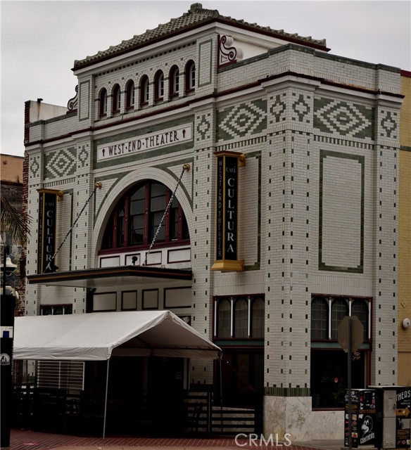 1003 W Myrtle Street, Santa Ana CA: https://media.crmls.org/medias/b498b1f3-8c7e-4a9a-884c-29b51ae02719.jpg