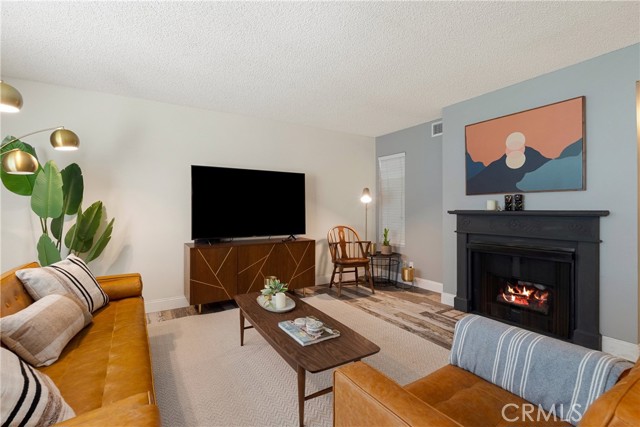 645 Pacific Avenue, Long Beach CA: https://media.crmls.org/medias/b4991050-55cb-4e79-bf3e-2550965ef415.jpg