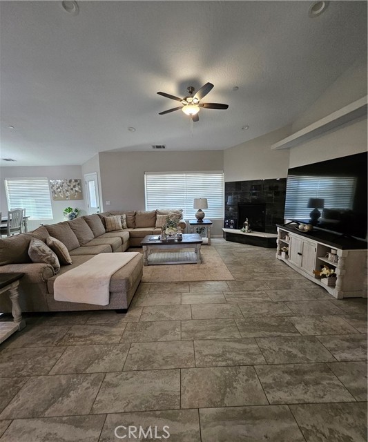 18010 Seaforth Street, Hesperia CA: https://media.crmls.org/medias/b49cc31e-a9e8-4010-99f7-8fd2401c5de1.jpg