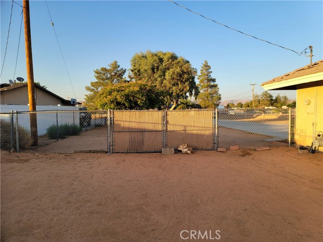 21291 Ramona Avenue, Apple Valley CA: https://media.crmls.org/medias/b49d5bef-f528-45f0-b246-53cc5a4443b2.jpg