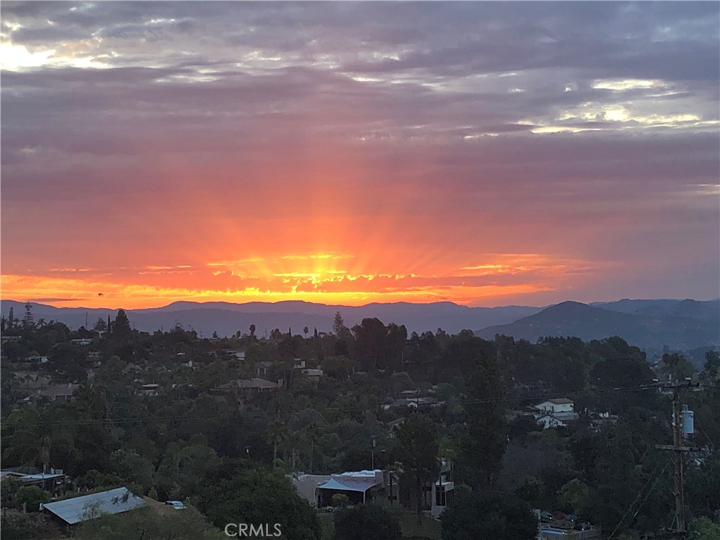 https://media.crmls.org/medias/b49dc6c4-c3b2-4d19-b37c-56211ada0127.jpg?preset=X-Large