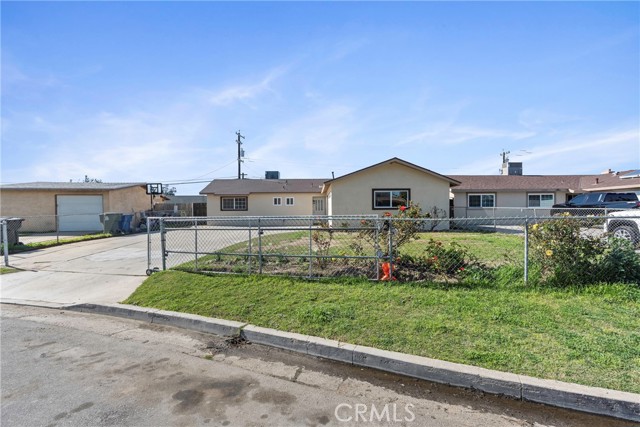 Detail Gallery Image 4 of 42 For 5817 Gary, Bakersfield,  CA 93307 - 3 Beds | 2 Baths