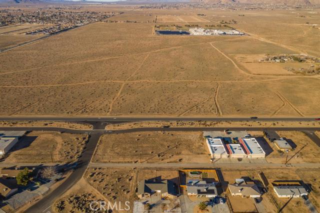 706 Outer Hwy 18 S, Apple Valley CA: https://media.crmls.org/medias/b49ffc45-ea58-423f-bde2-ef9c9b87c92c.jpg