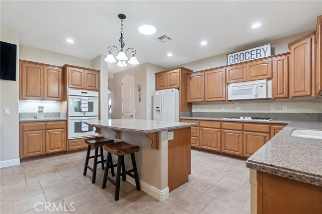 Detail Gallery Image 18 of 73 For 14260 Chinook Rd, Apple Valley,  CA 92307 - 5 Beds | 5/3 Baths