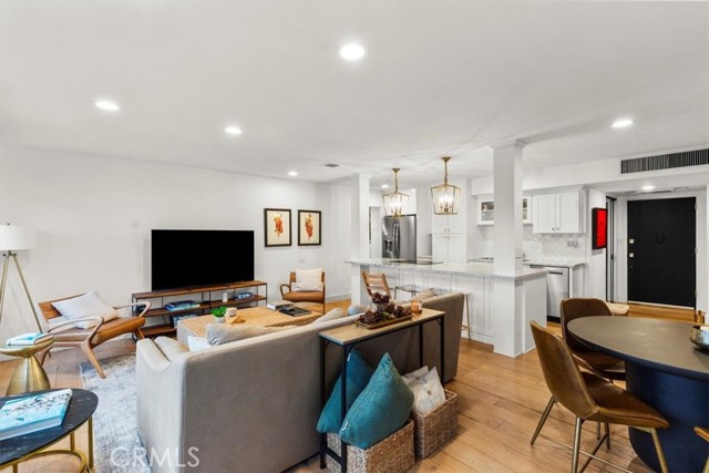 Detail Gallery Image 6 of 25 For 10501 Wilshire #2212,  Los Angeles,  CA 90024 - 2 Beds | 3 Baths