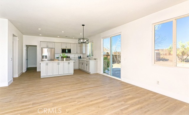 Detail Gallery Image 7 of 38 For 12596 Glen Canyon, Victorville,  CA 92395 - 5 Beds | 3 Baths