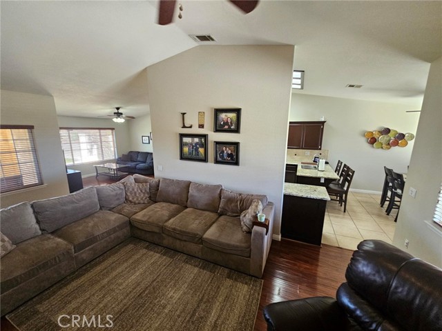 Detail Gallery Image 4 of 46 For 7027 Oak Hill Rd, Oak Hills,  CA 92344 - 4 Beds | 2 Baths