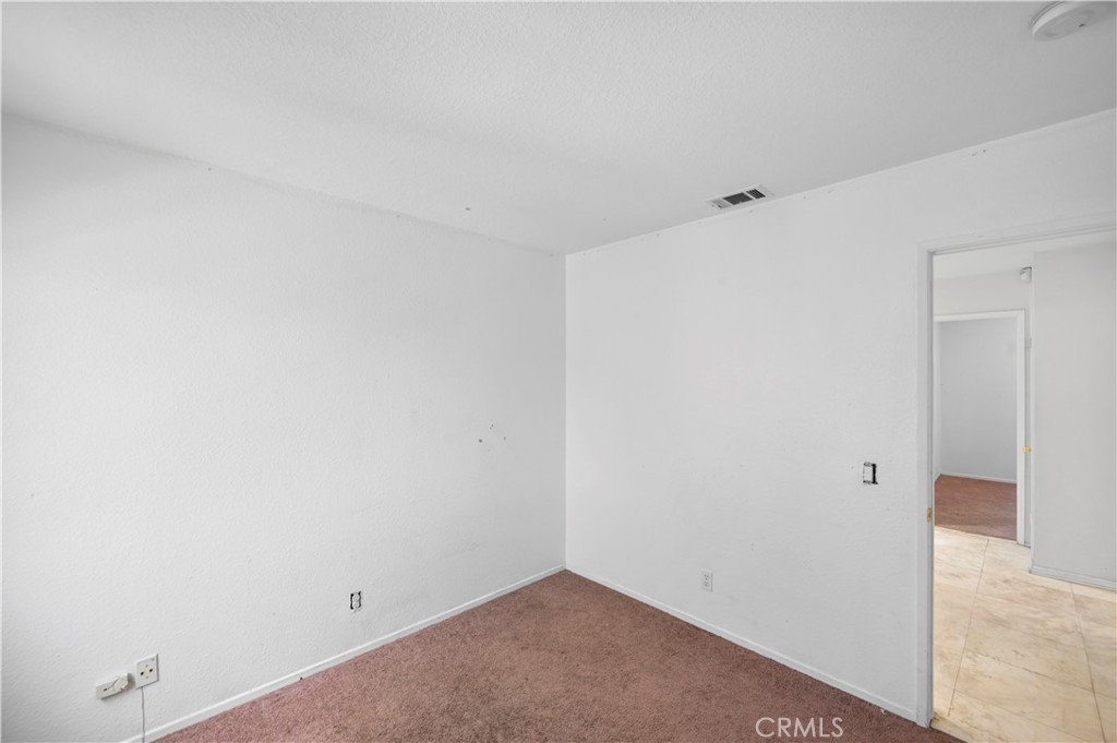 https://media.crmls.org/medias/b4a9c9f9-fac5-4e3b-8bcf-ae5a5741e5c1.jpg?preset=X-Large