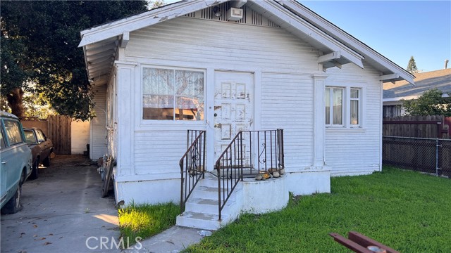 Detail Gallery Image 1 of 1 For 1701 Gardenia Ave, Long Beach,  CA 90813 - 3 Beds | 2 Baths
