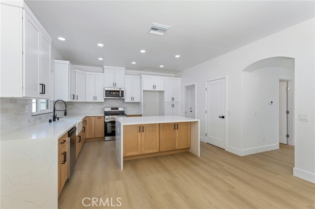 2504 N Fitzsimmons Avenue, Rialto CA: https://media.crmls.org/medias/b4ab6825-6ebc-4d23-ac6e-9401a4a1fcf8.jpg