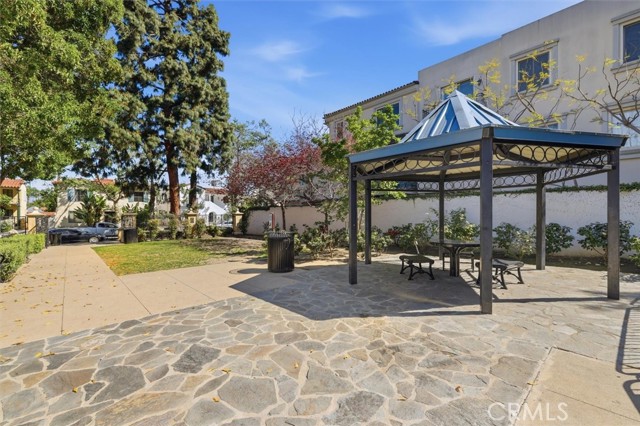 Detail Gallery Image 29 of 30 For 143 N Arnaz Dr #105,  Beverly Hills,  CA 90211 - 3 Beds | 2/1 Baths