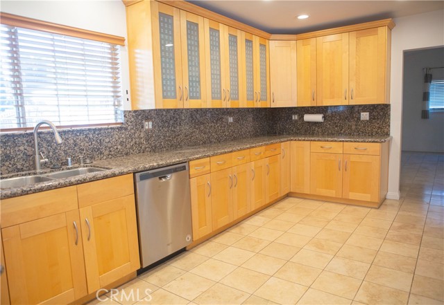 Detail Gallery Image 7 of 38 For 5200 Valley Circle Bld, Woodland Hills,  CA 91367 - 3 Beds | 3 Baths