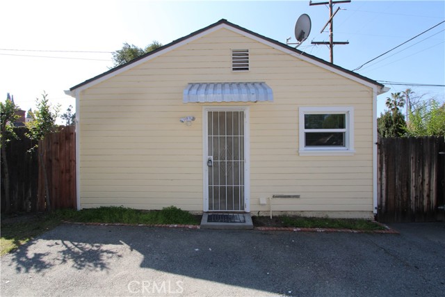915 1/2 N University Street, Redlands CA: https://media.crmls.org/medias/b4b0e599-ef67-4297-b75d-caeb382c2553.jpg