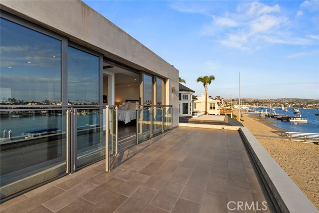 8 Beacon Bay, Newport Beach CA: https://media.crmls.org/medias/b4b14fb9-58a6-40f9-8ab8-b1f135329dc2.jpg