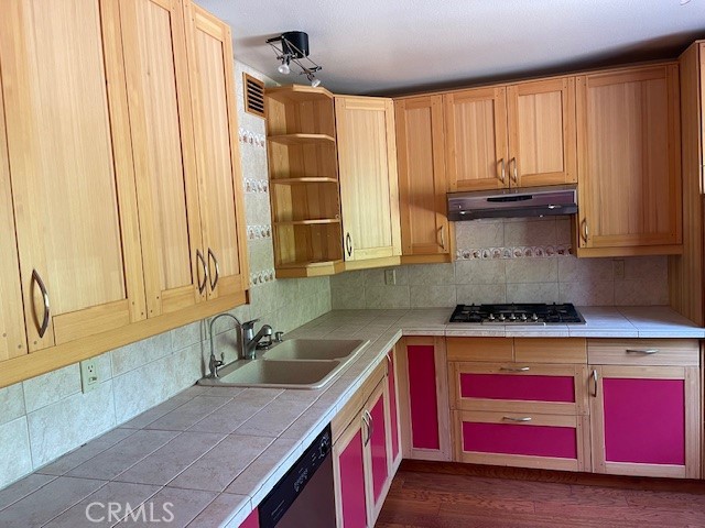 7727 Via Capri, Burbank CA: https://media.crmls.org/medias/b4b29787-66d7-45df-bd3c-c79f0e241921.jpg