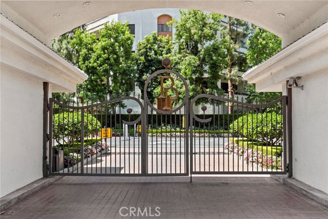 2122 Century Park Lane, Los Angeles CA: https://media.crmls.org/medias/b4b3f424-7384-4def-a595-dd1c7e229666.jpg