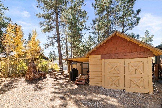 Detail Gallery Image 4 of 30 For 39791 Forest Rd, Big Bear Lake,  CA 92315 - 3 Beds | 2 Baths