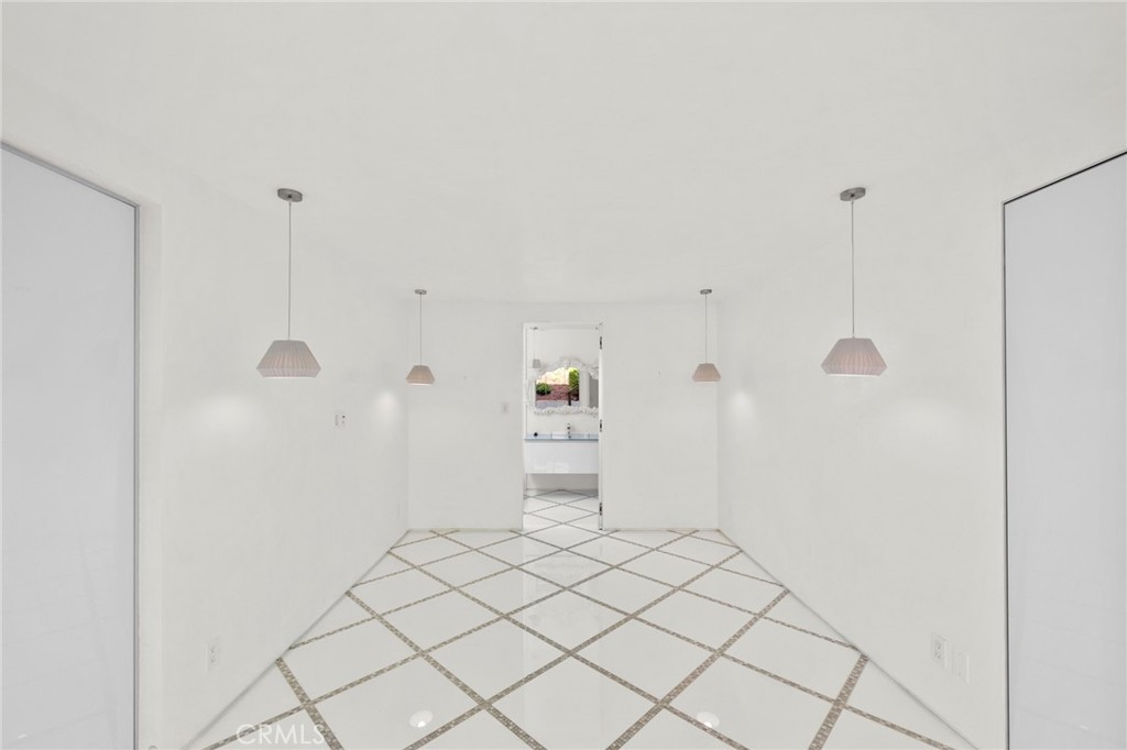 https://media.crmls.org/medias/b4b7d4df-e021-4d44-a682-8e472a2c582e.jpg?preset=X-Large