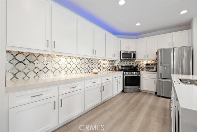 17 Crescent City, Irvine CA: https://media.crmls.org/medias/b4bb66ab-03c0-4750-8dd3-44decb127970.jpg
