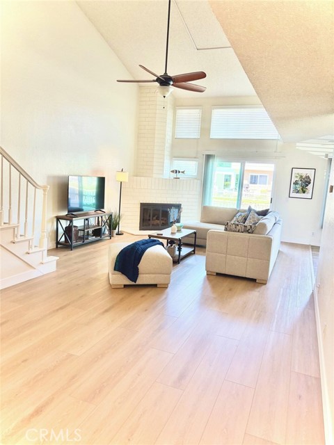 7911 Seawall Circle, Huntington Beach CA: https://media.crmls.org/medias/b4bcb7c9-8fcb-4314-8103-2f1763758ae3.jpg