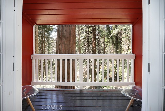 531 W Victoria Court, Lake Arrowhead CA: https://media.crmls.org/medias/b4bcf837-a048-4eaf-888a-7a9f1ab34ad2.jpg