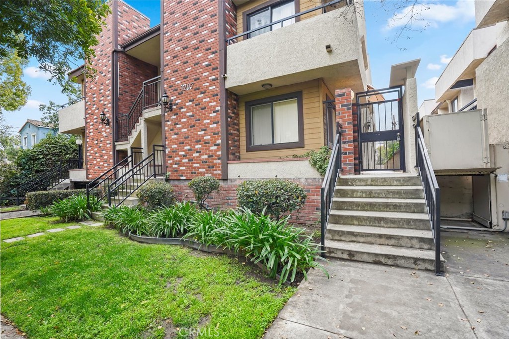 1207 N Columbus Avenue #203