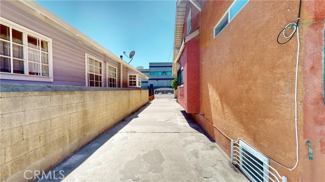 5854 Woodlawn Avenue, Los Angeles CA: https://media.crmls.org/medias/b4be3c4a-94d5-4b82-9162-ad40fcc6baa7.jpg