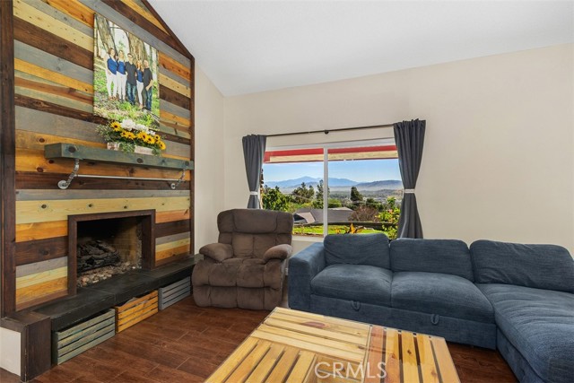 Detail Gallery Image 10 of 39 For 5425 Golden West, Jurupa Valley,  CA 92509 - 3 Beds | 3 Baths