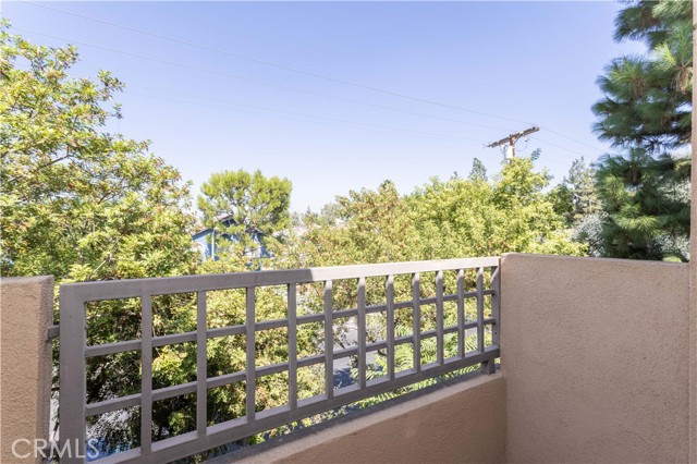 Detail Gallery Image 19 of 27 For 18730 Hatteras St #2,  Tarzana,  CA 91356 - 3 Beds | 2/1 Baths