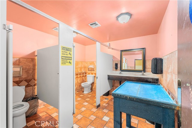 1020 E K E Avenue, Lancaster CA: https://media.crmls.org/medias/b4c19d1c-8bf7-4490-8233-3281a18f8873.jpg
