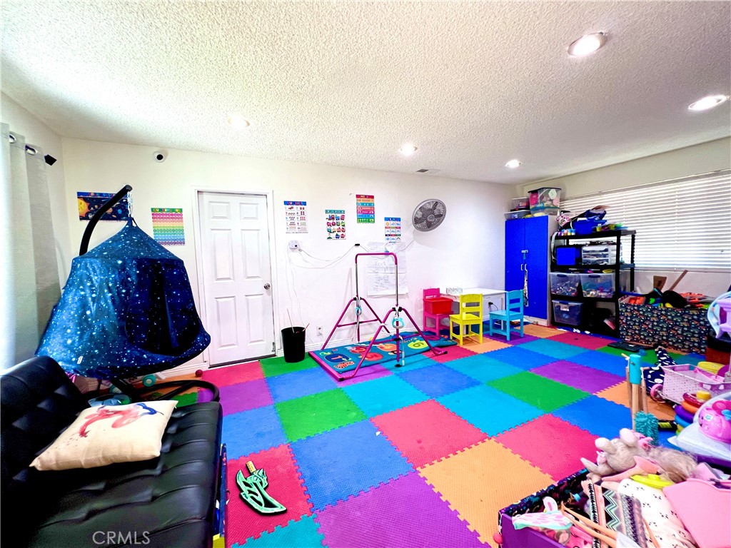 https://media.crmls.org/medias/b4c30f98-9313-4959-b88f-03bb40a3c279.jpg?preset=X-Large